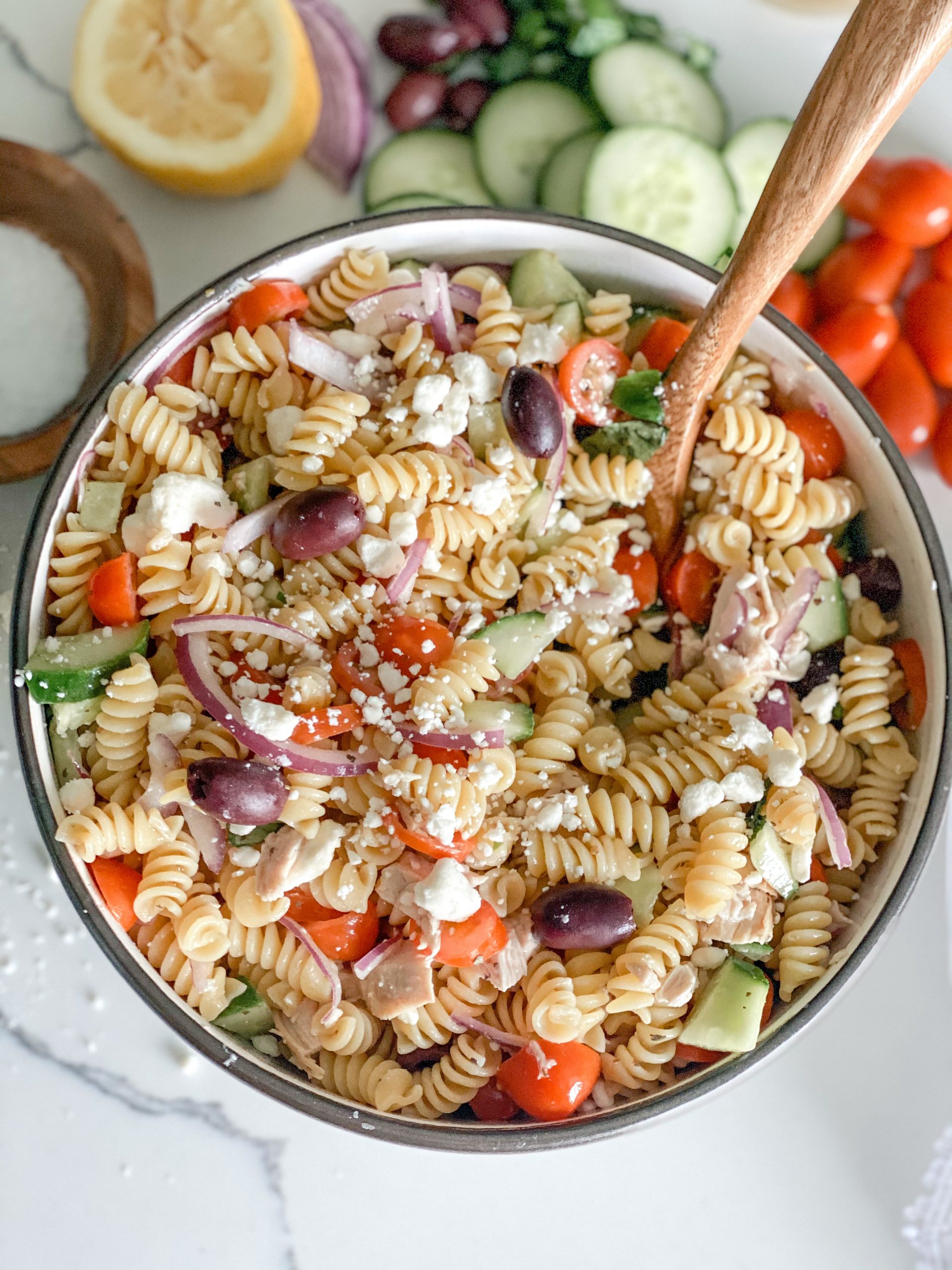 Lunch box-pesto pasta, marinated chicken with greek salad and baked  tomatoes — MajaMånborg